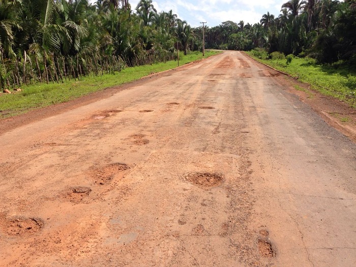 estrada cheia de buracos