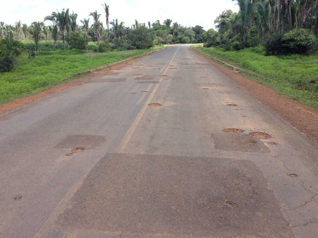 estrada com buracos