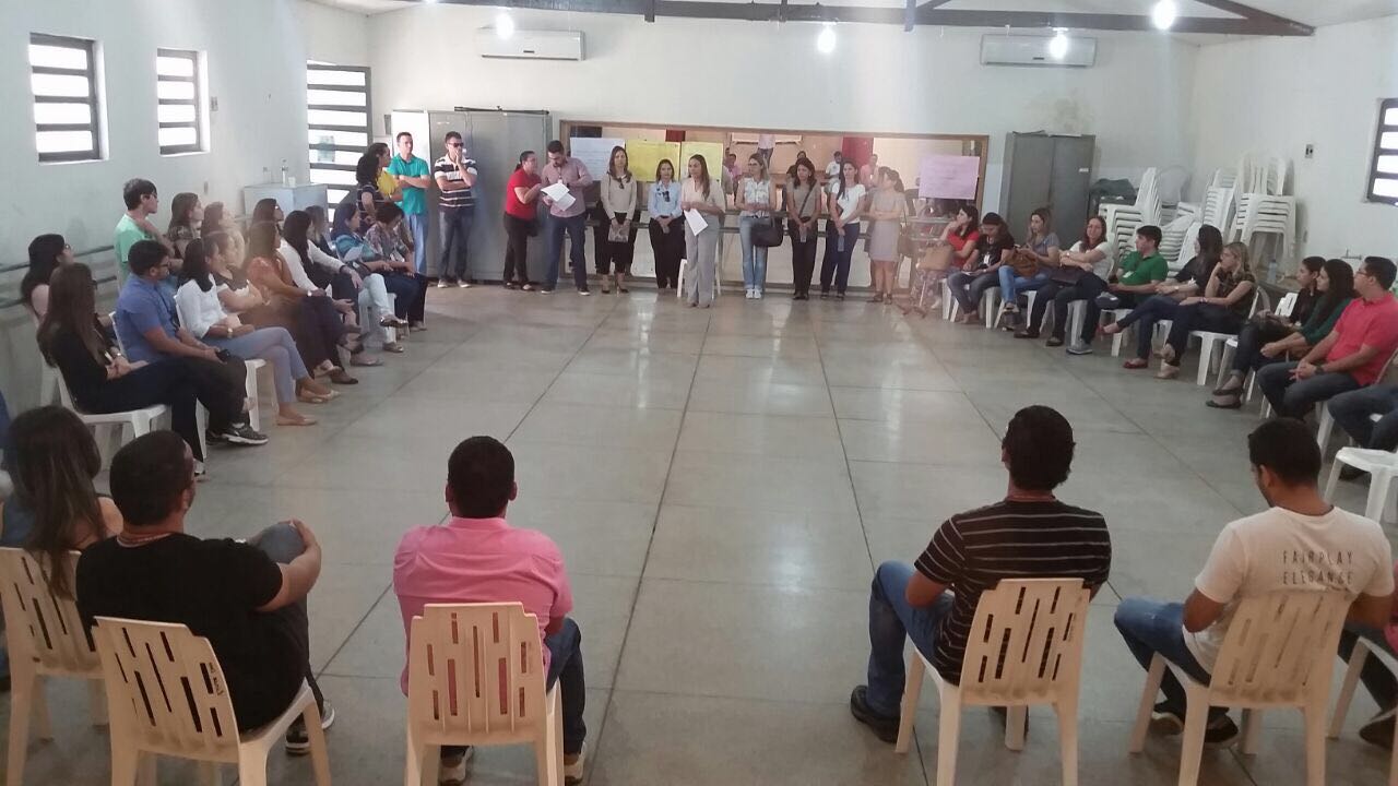 Pessoas reunidas em uma sala.