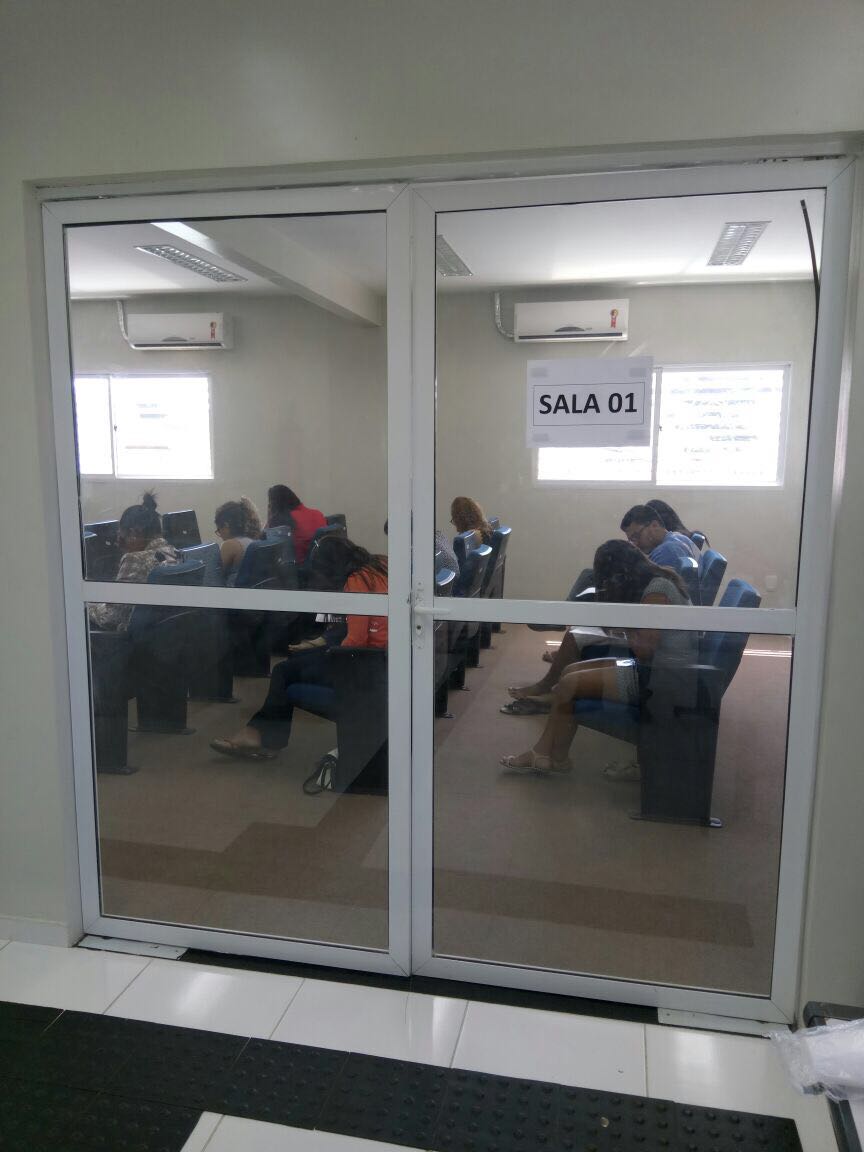 Alunos fazendo prova em uma sala