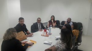 Pesssoas reunidas em torno de uma mesa.