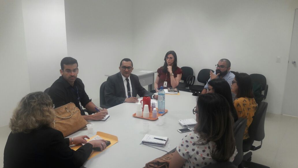 Pesssoas reunidas em torno de uma mesa.