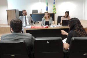 pessoas sentadas