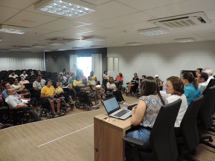 Pessoas sentadas em auditório 