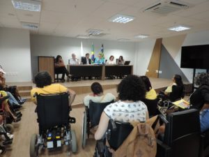 Pessoas sentadas em auditório
