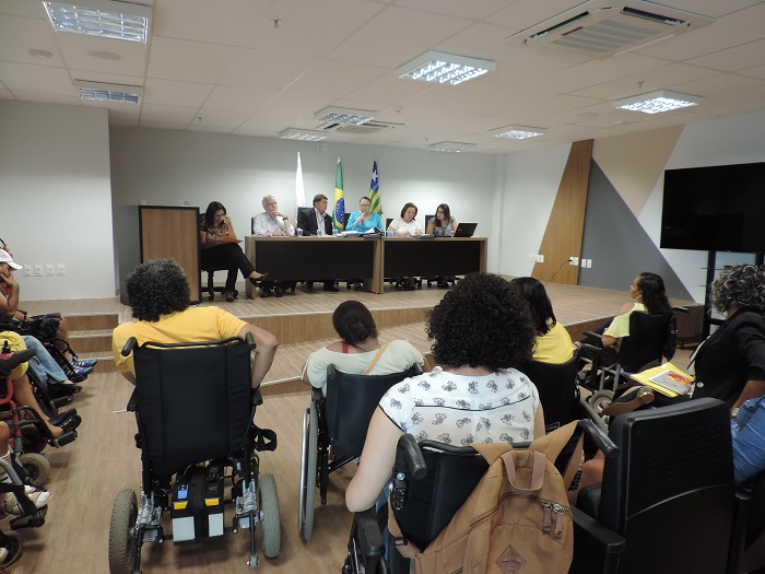 Pessoas sentadas em auditório
