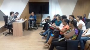 Pessoas sentadas num auditório durante audiência Pública