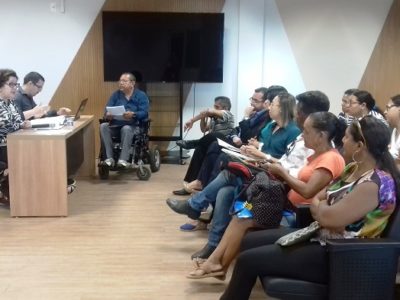 Pessoas sentadas num auditório durante audiência Pública