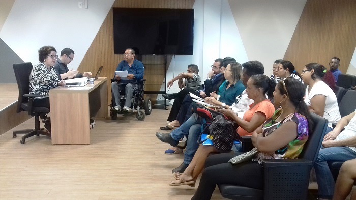 Pessoas sentadas num auditório durante audiência Pública