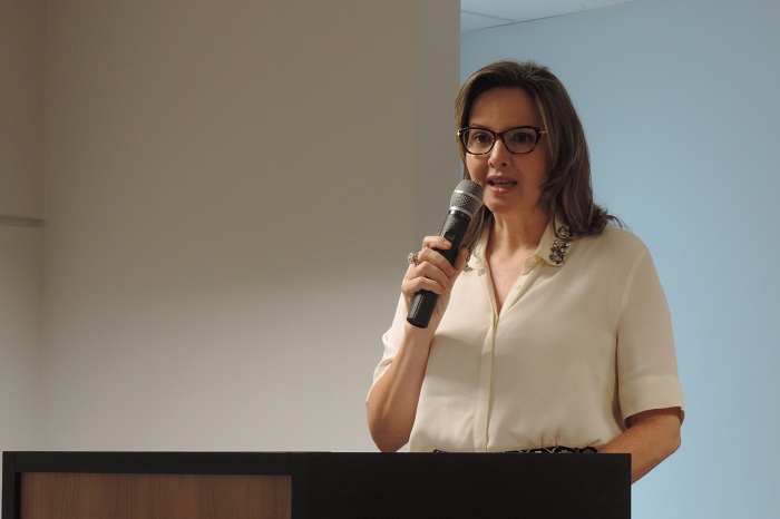 Mulher com microfone na mão 