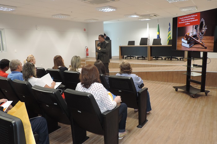 Homem de pé gesticulando com as mãos 