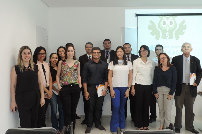 Pessoas de pé sorrindo para fotografia 