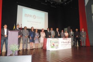 Pessoas de pé em cima de um palco