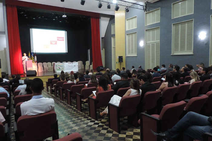 Pessoas sentadas em auditório 