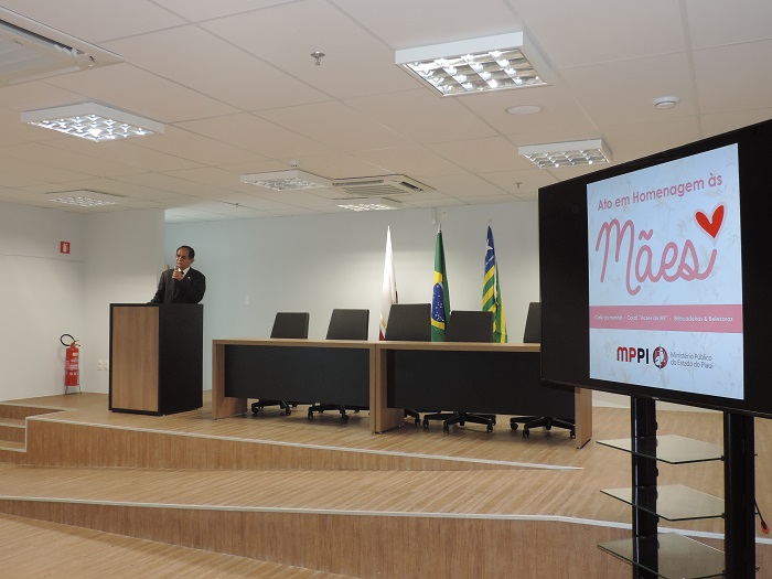 Homem de pé com microfone na mão