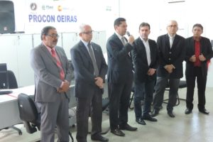 Homens de pé durante momento solene de inauguração do Procon em Oeiras