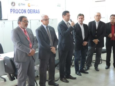 Homens de pé durante momento solene de inauguração do Procon em Oeiras
