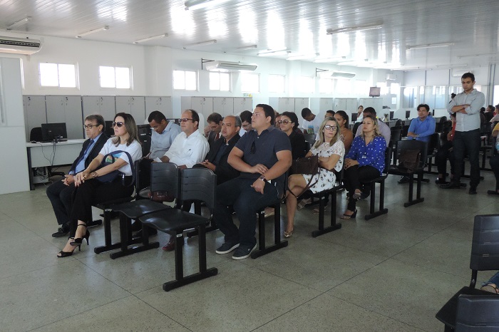 Pessoas sentadas numa grande sala assistindo cerimônia de inauguração do Procon