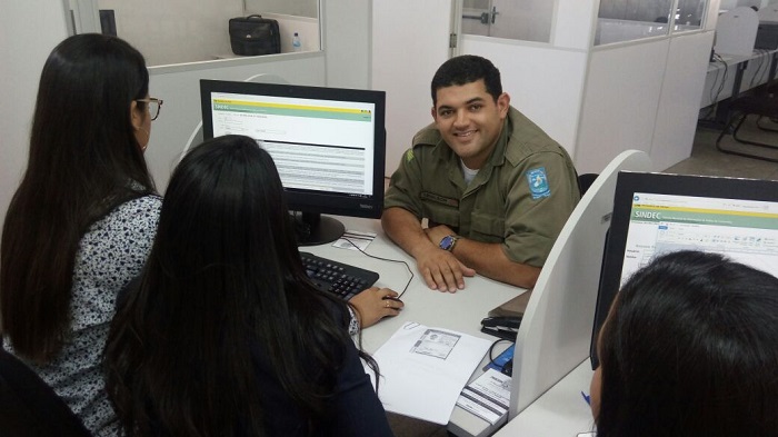 Homem sendo atendido pelas servidoras do Procon de Oeiras