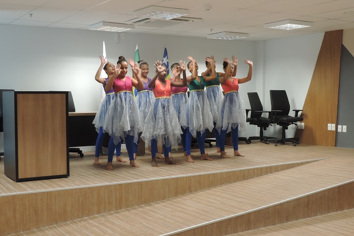 Grupo de meninas de pé 