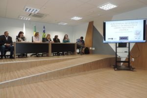 Pessoas sentadas em torno de uma mesa