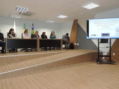 Pessoas sentadas em torno de uma mesa