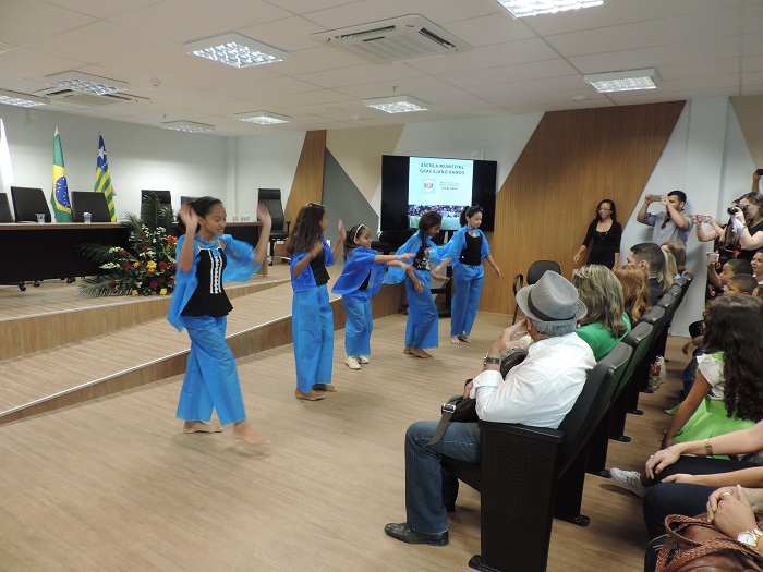 Apresentação artística das crianças.