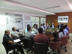Pessoas sentadas no entorno de uma mesa