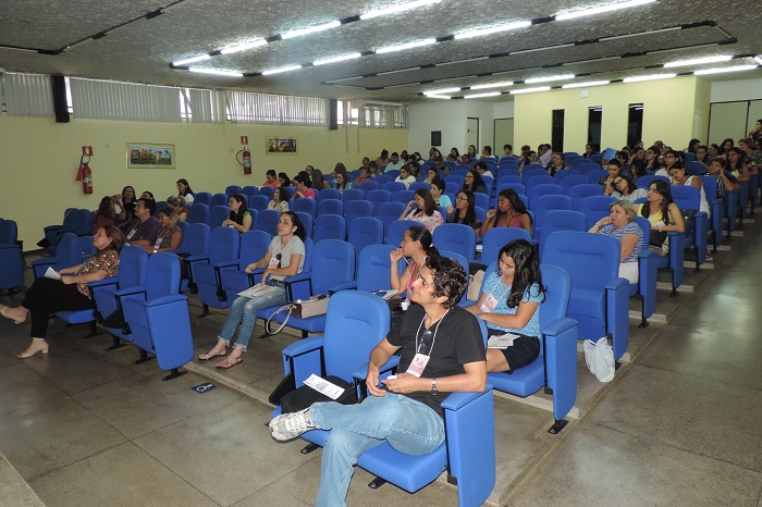 pessoas sentadas