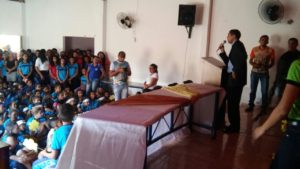 Homem proferindo palestra para público