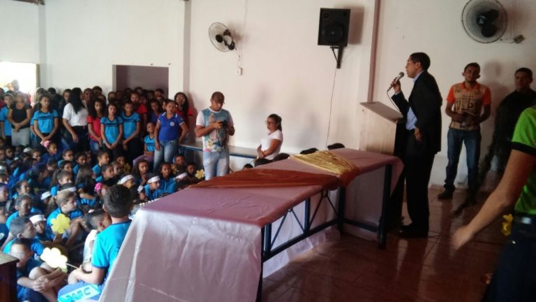 Homem proferindo palestra para público