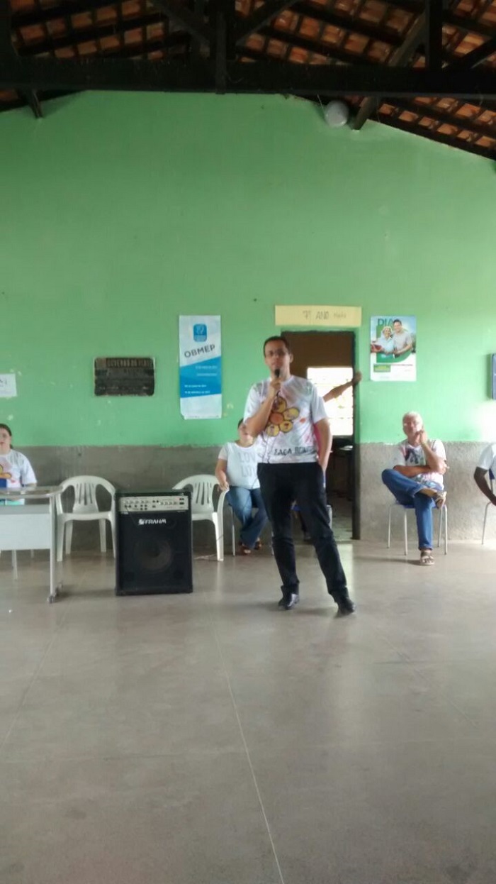 Homem de pé com microfone na mão 