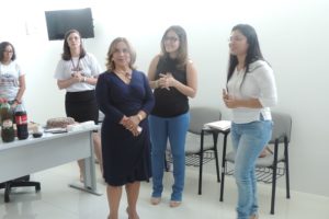 pessoas em pé