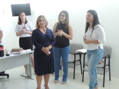 pessoas em pé