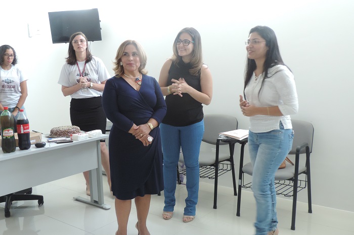 pessoas em pé