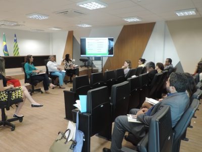 Pessoas sentadas em auditório do Ministério Público