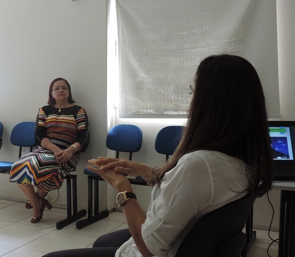 pessoas sentadas