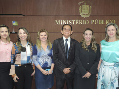 O Procurador-Geral de Justiça com a Delegada Eugênia Villa, mais equipe de assessoras.