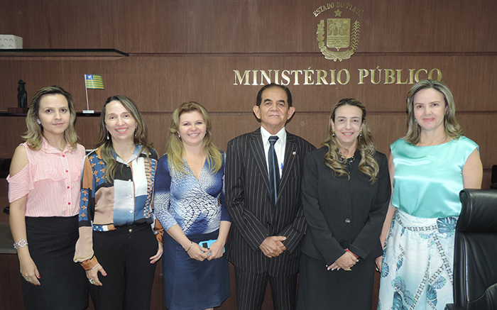 O Procurador-Geral de Justiça com a Delegada Eugênia Villa, mais equipe de assessoras.