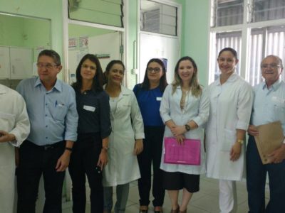 Pessoas de pé
