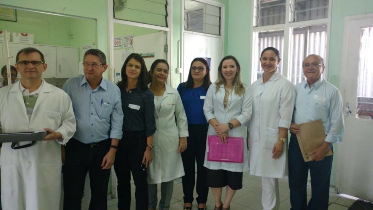 Pessoas de pé