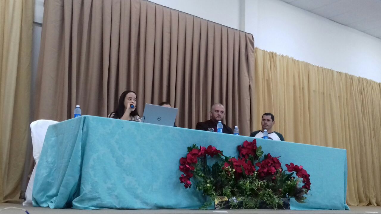 pessoas em uma mesa