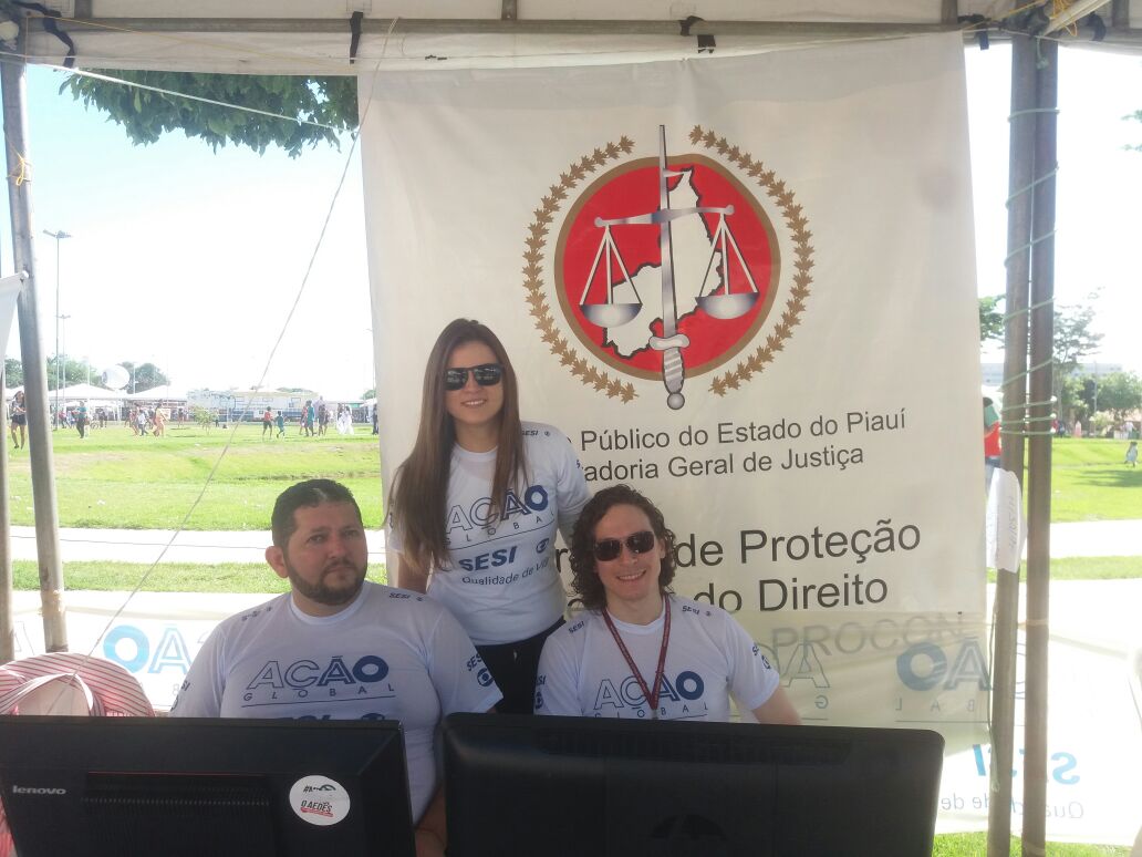 Equipe da Ouvidoria e do PROCON em estande