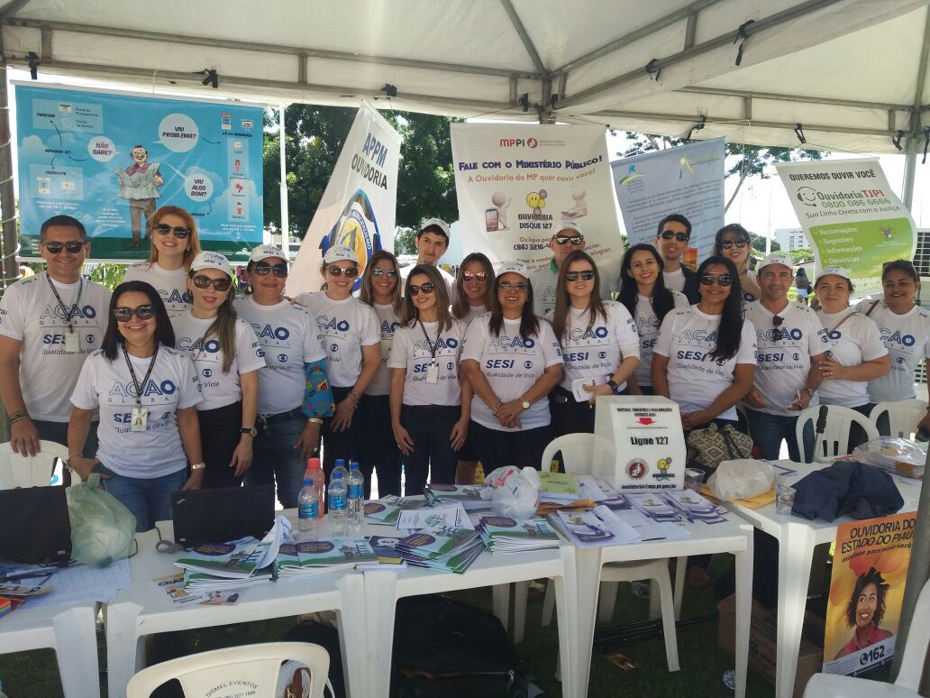 Várias equipes de atendimento em estande