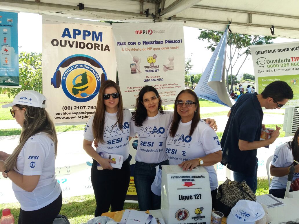 Equipe da Ouvidoria posa abraçada