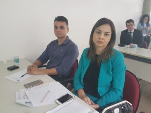 Audiência pública. Pessoas reunidas em uma sala.