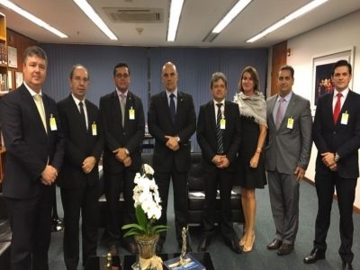Homens de terno posam de pé durante reunião.