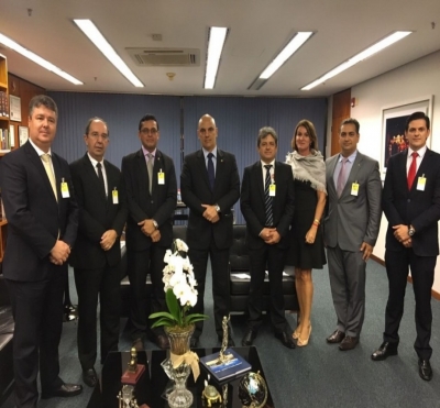 Homens de terno posam de pé durante reunião.