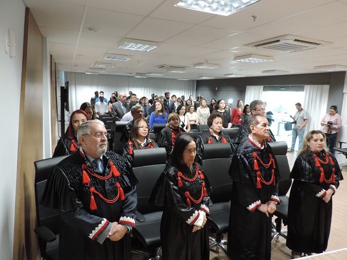Membros do Colégio de Procuradores de Justiça em pé, no auditório.