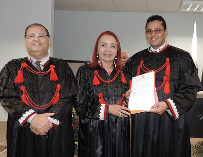 Procurador-Geral de Justiça e Corregedor-Geral do Ministério Púiblico entregam ato de designação para a Corregedora-Geral Substituta.